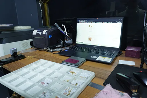 Kontrol istasyonu: sipariş ekranı, etiket yazıcısı ve önde gözlü tepsi