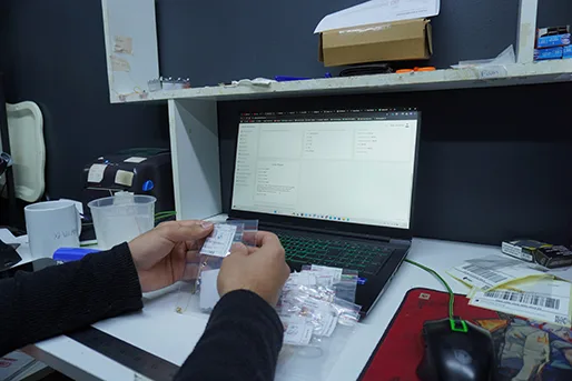 Poşetindeki parça, basılı fişiyle birlikte ekrandaki sipariş listesine karşı kontrol ediliyor