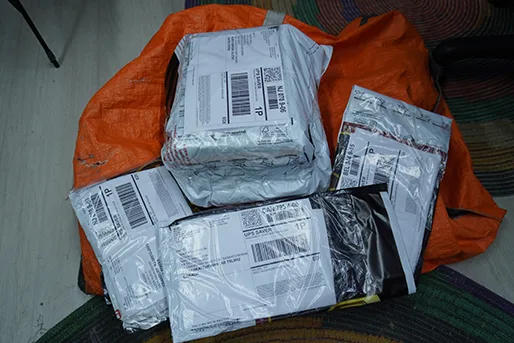 Kapatılmış ve etiketlenmiş paketler, kargo çıkışını bekliyor